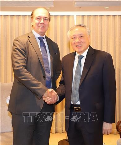 Le vice-Premier ministre permanent Nguyên Hoa Binh (à gauche) et le PDG de Swire Pacific, Tim Blackburn. Photo : VNA Le vice-Premier ministre permanent Nguyên Hoa Binh (à gauche) et le PDG de Swire Pacific, Tim Blackburn. Photo : VNA