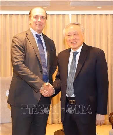 Le vice-Premier ministre permanent Nguyên Hoa Binh (à gauche) et le PDG de Swire Pacific, Tim Blackburn. Photo : VNA