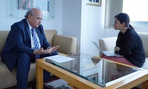 L'ambassadeur autrichien au Vietnam, Hans-Peter Glanzer, accorde une interview à la journaliste. Photo : baoquocte.vn