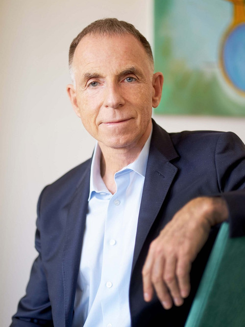 Dr Rainer Zitelmann est un célèbre homme d’affaires, expert immobilier et auteur allemand. Il a notamment publié son 23e livre, intitulé « Dare to be Different and Grow Rich. ».