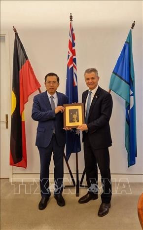 L&apos;ambassadeur vietnamien en Australie, Pham Hung Tam, et Matt Thistlethwaite, membre de la Chambre des représentants australienne et ministre adjoint de l&apos;Immigration. Photo: VNA