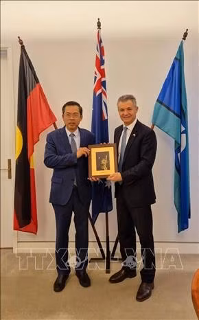 L'ambassadeur vietnamien en Australie, Pham Hung Tam, et Matt Thistlethwaite, membre de la Chambre des représentants australienne et ministre adjoint de l'Immigration. Photo: VNA