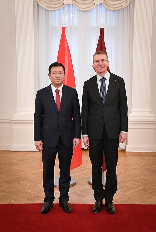 L’ambassadeur du Vietnam en Lettonie, Trân Van Tuân (à gauche) lors de la présentation des lettres de créance au Président letton Edgars Rinkēvičs (janvier 2024). Photo : congthuong L’ambassadeur du Vietnam en Lettonie, Trân Van Tuân (à gauche) lors de la présentation des lettres de créance au Président letton Edgars Rinkēvičs (janvier 2024). Photo : congthuong