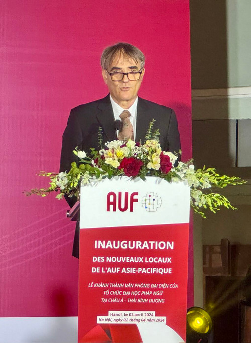 Pr. Laurent Sermet, directeur de l’AUF - Asie-Pacifique, prend un discours lors de la cérémonie. Pr. Laurent Sermet, directeur de l’AUF - Asie-Pacifique, prend un discours lors de la cérémonie.