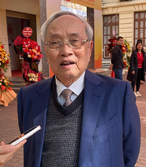 Le Professeur associé et Docteur Pham Mai Hung, vice-président de l’Association des sciences historiques du Vietnam, souligne le rôle irremplaçable du Parti dans l’histoire vietnamienne et son lien intime avec le peuple. Photo : HA PHUONG & TUNG CHI/NDEL. Le Professeur associé et Docteur Pham Mai Hung, vice-président de l’Association des sciences historiques du Vietnam, souligne le rôle irremplaçable du Parti dans l’histoire vietnamienne et son lien intime avec le peuple. Photo : HA PHUONG & TUNG CHI/NDEL.