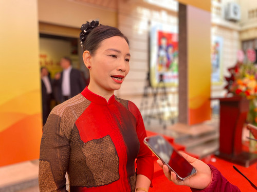 Mme Nguyen Thị Thu Hoan, directrice adjointe du Musée national d’histoire accorde une interview au journaliste du Journal Nhân Dân en ligne.. Mme Nguyen Thị Thu Hoan, directrice adjointe du Musée national d’histoire accorde une interview au journaliste du Journal Nhân Dân en ligne..