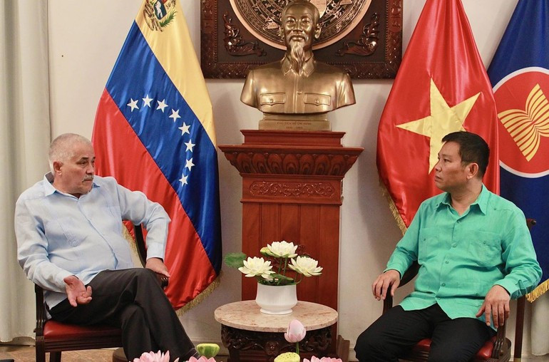 L’ambassadeur du Vietnam au Venezuela, Vu Trung My, et l’ambassadeur de Cuba au Venezuela, Dagoberto Rodríguez, échangent lors de la rencontre. (Photo : Ambassade du Vietnam au Venezuela) m2.jpg