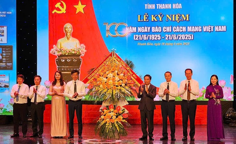 Les dirigeants de la province de Thanh Hoa offrent des fleurs pour féliciter les journalistes et l’Association des journalistes du Vietnam de la province de Thanh Hoa. Photo: NDEL 1-tang-hoa.jpg