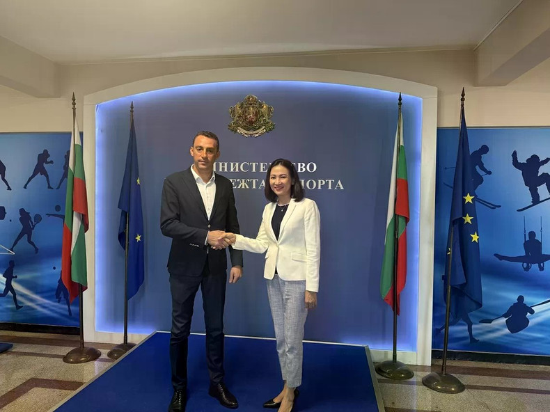 L'ambassadrice Nguyen Thi Minh Nguyet et le ministre de l’Environnement et des Ressources hydriques Manol Genov. Photo: baoquocte 578787f0214c725d3be2de1379d80a59ab243ad80awebp-rt202508190605.jpg