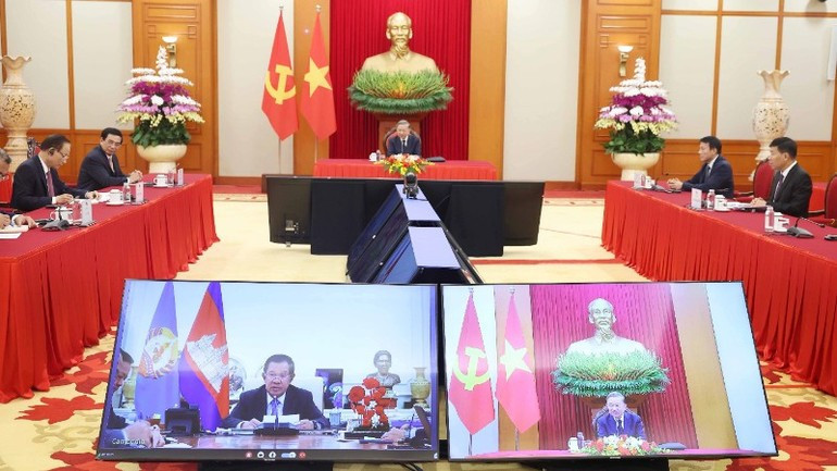 Le secrétaire général du Comité central du Parti communiste du Vietnam, To Lam, s'entretient par téléphone avec le président du Parti du peuple cambodgien, Hun Sen. Photo : VNA image-16.jpg