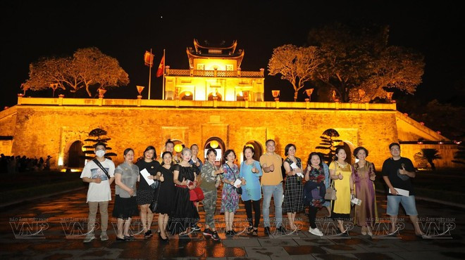Des touristes posent pour une photo souvenir devant l’entrée de la Cité impériale de Thang Long. Photo: VNP