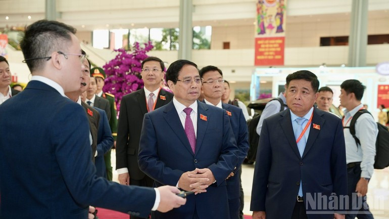Le Premier ministre Pham Minh Chinh et les dirigeants gouvernementaux écoutent la présentation des objectifs stratégiques du Réseau Blockchain Vietnam. 2.jpg