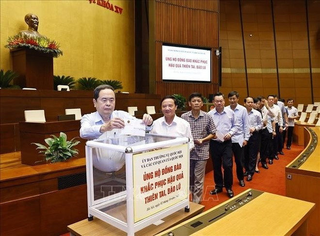 Le président de l'Assemblée nationale, Tran Thanh Man, des cadres et emplyés de l'Assemblée nationale assistent à la collecte de fonds pour soutenir les populations sinistrées. Photo : VNA Le président de l'Assemblée nationale, Tran Thanh Man, des cadres et emplyés de l'Assemblée nationale assistent à la collecte de fonds pour soutenir les populations sinistrées. Photo : VNA