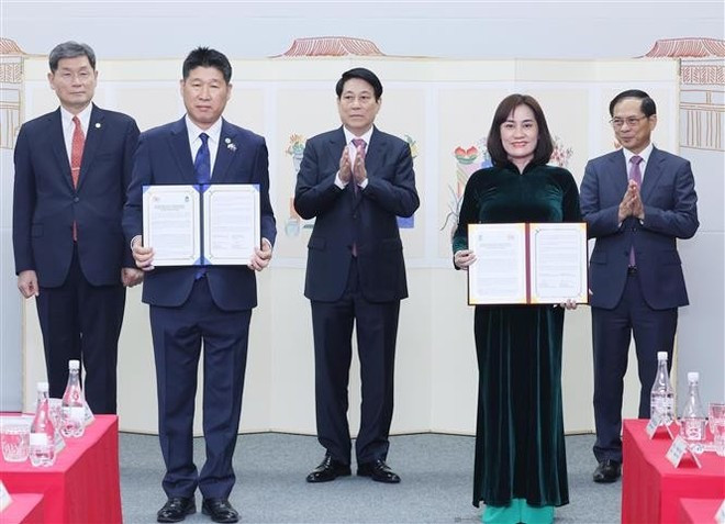 Le président vietnamien Luong Cuong et le président de la Fondation coréenne, Kim Ghee Whan supervisent la signature d’un protocole d’accord entre le Musée musée d’ethnographie du Vietnam et la Maison de la culture de l’ASEAN de la Fondation coréenne. Photo : VNA