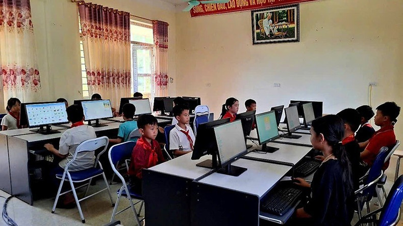 Salle d’informatique à l’école primaire Nguyen Huu Tho, district de Muong Te, province de Lai Chau. 8-hoc-sinh-vc.jpg
