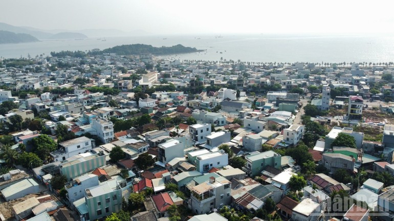 Le village de Nam O borde la mer, avec en arrière-plan le récif, où la nature se marie à la vie maritime. a4.jpg