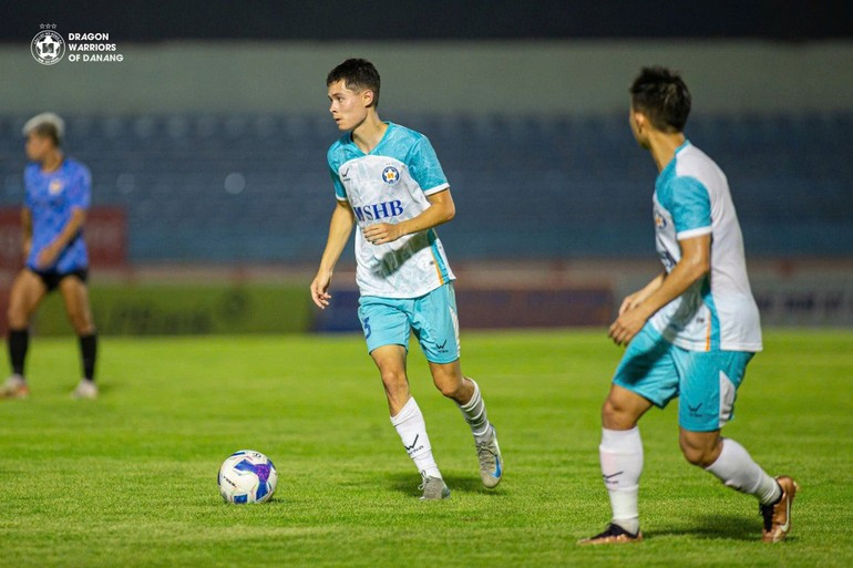 Le joueur Vadim Nguyen disputant ses premières minutes en V-League sous le maillot du club de Da Nang. Photo : Club Da Nang. image-26.jpg