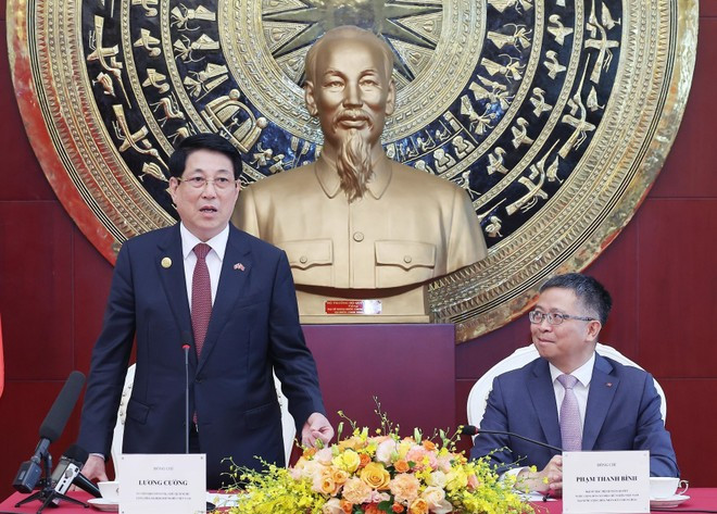 Le président du Vietnam, Luong Cuong (gauche), et l'ambassadeur du Vietnam en Chine, Pham Thanh Binh. Photo: VNA Le président du Vietnam, Luong Cuong (gauche), et l'ambassadeur du Vietnam en Chine, Pham Thanh Binh. Photo: VNA