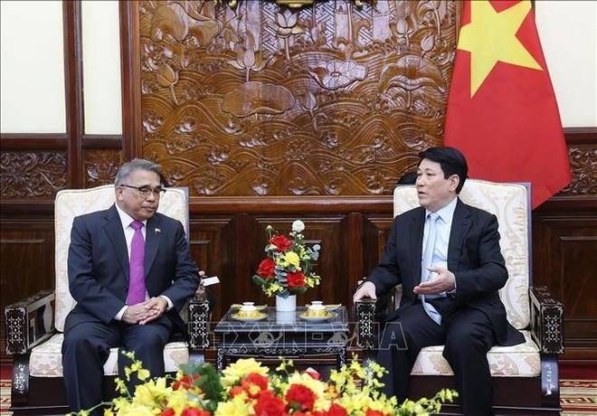 Le président Luong Cuong (à droite) recevant l’ambassadeur des Philippines, Meynardo Los Baños Montealegre, à Hanoi, le 31 décembre. Photo: VNA