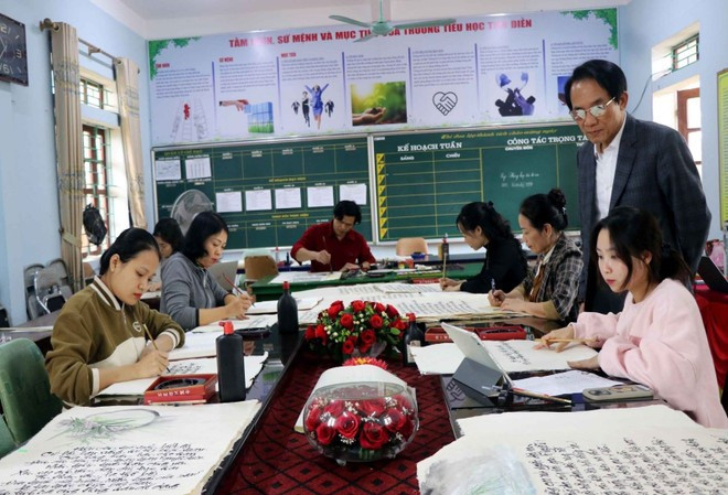 La Loi sur les enseignants, composée de neuf chapitres et 42 articles, introduit plusieurs avancées notables. Photo: VNA