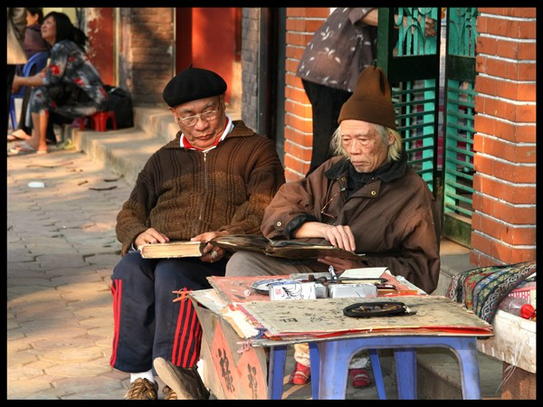 Fin 2010, le rythme de vie de Hanoi demeurait encore lent. Les trottoirs n’étaient pas seulement des lieux de passage, mais aussi des espaces de travail, d’échanges et de mémoire. ben-via-he.jpg