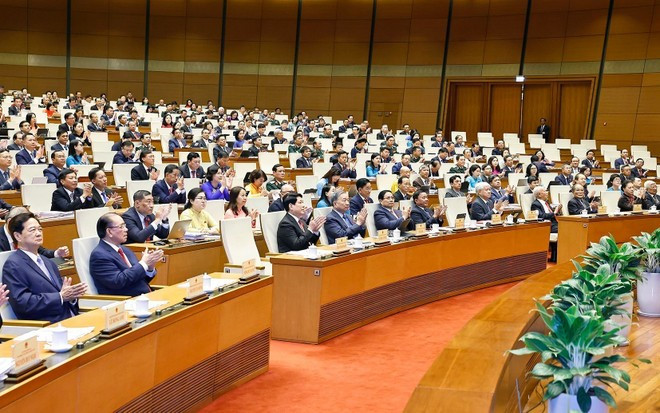 L&apos;ouverture de la 15e législature de l’Assemblée nationale (AN) avec la présence du secrétaire général du Parti Tô Lâm, du président de la République Luong Cuong, du Premier ministre Pham Minh, du permanent du Secrétariat du Comité central du Parti Trân Câm Tu, ainsi que du président du Comité central du Front de la Patrie du Vietnam Dô Van Chiên, et d’autres dirigeants et anciens dirigeants du Parti, de l’Etat… Photo: VNA