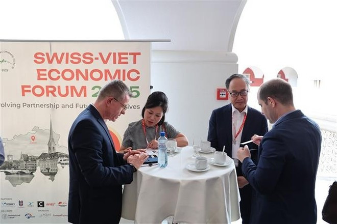 Des représentants d'entreprises vietnamiennes et suisses nouent des liens et élargi leurs réseaux de coopération lors de cet événement. Photo : VNA. Des représentants d'entreprises vietnamiennes et suisses nouent des liens et élargi leurs réseaux de coopération lors de cet événement. Photo : VNA.
