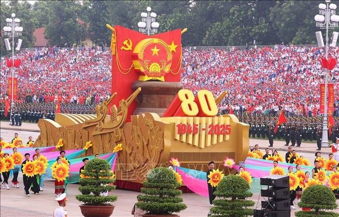 Un véhicule arborant l'emblème national de la République socialiste du Vietnam ouvre le défilé commémorant le 80e anniversaire de la Fête nationale. Photo : VNA