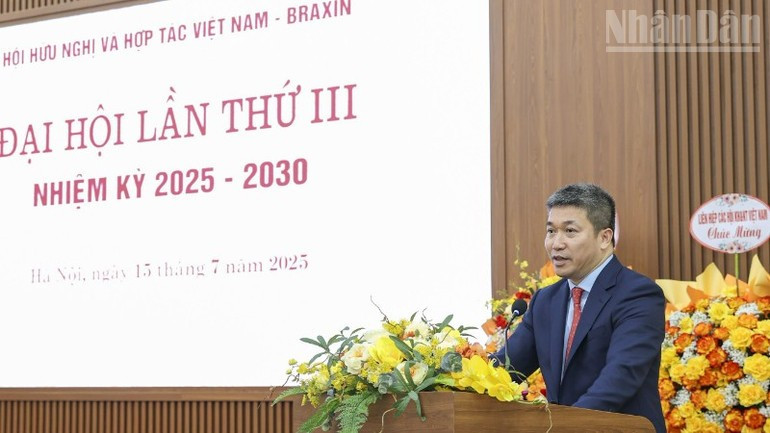 Le président de l’Union des organisations d’amitié du Vietnam, Phan Anh Son, prononce son discours au congrès. Photo: NDEL 3b.jpg