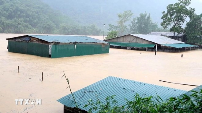 Les fortes pluies ont provoqué des inondations dans de nombreuses maisons de la commune de Trung Ha, province de Thanh Hoa. Photo : VNA Les fortes pluies ont provoqué des inondations dans de nombreuses maisons de la commune de Trung Ha, province de Thanh Hoa. Photo : VNA