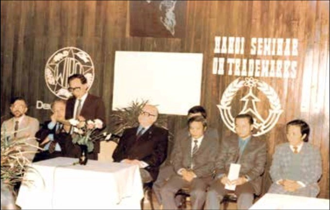 En décembre 1984, le Directeur général de l’Organisation mondiale de la propriété intellectuelle (OMPI) s’est rendu pour la première fois au Vietnam, rencontrant les plus hauts dirigeants de l’État et travaillant avec les organismes concernés et le Département des brevets. Photo : MST z3-11zon.jpg