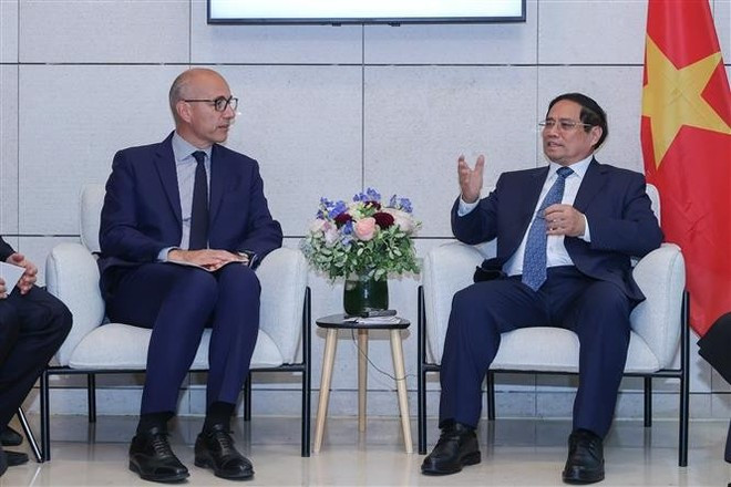 Le Premier ministre Pham Minh Chinh (à droite) travaille avec Safran, à Paris, le 11 juin. Photo : VNA. Le Premier ministre Pham Minh Chinh (à droite) travaille avec Safran, à Paris, le 11 juin. Photo : VNA.