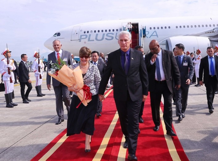 Le Premier secrétaire du Comité central du Parti communiste cubain et président de Cuba, Miguel Díaz-Canel Bermúdez, accompagné de son épouse Lis Cuesta Peraza, est arrivé à Hanoï le 31 août au matin pour une visite d'État au Vietnam. Photo : VNA image-26.jpg