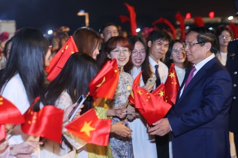 Le Premier ministre Pham Minh Chinh est accueilli à l'aéroport par des représentants de la communauté vietnamienne en Chine. Photo : VGP. img0401-17565731407461390169558.jpg