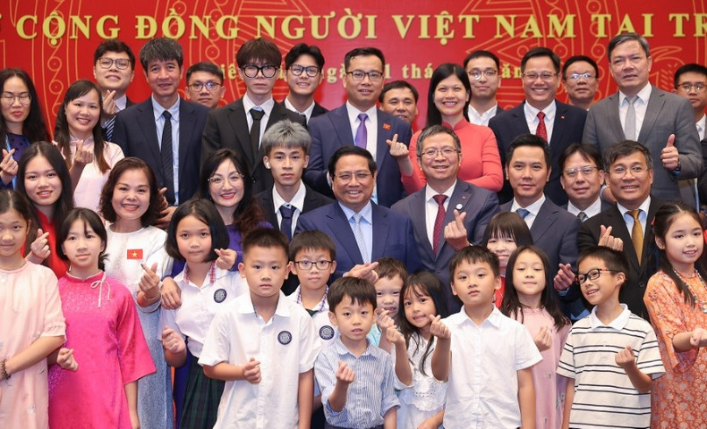 Le Premier ministre Pham Minh Chinh et des représentants de la communauté vietnamienne en Chine. Photo : VGP. img0473-17566185046052097521667.jpg