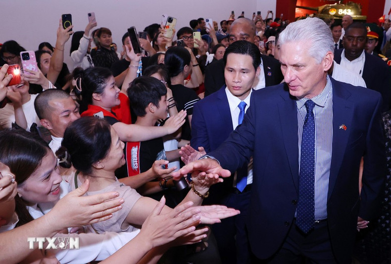 Le Premier secrétaire du Comité central du Parti communiste cubain et président de Cuba, Miguel Díaz-Canel Bermúdez, et son épouse Lis Cuesta Peraza échangent avec les visiteurs au Musée d'histoire militaire du Vietnam. Photo : VNA. bi-thu-thu-nhat-chu-tich-nuoc-cuba-miguel-diaz-canel-tham-bao-tang-lich-su-quan-su-viet-nam-8247356-1.jpg