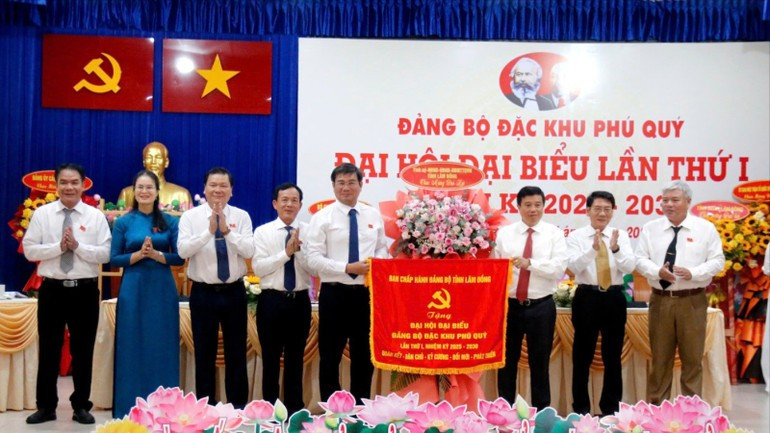 Le camarade Y Thanh Ha Niê Kđăm, membre du Comité central du Parti, secrétaire du Comité provincial du Parti de Lam Dong, remet un drapeau au Comité du Parti de la zone spéciale de Phu Quy. Photo : NDEL. 2082bbc597c11e9f47d0-4005.jpg
