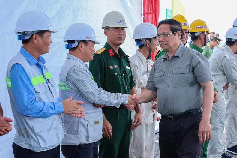 Le Premier ministre Pham Minh Chinh inspecte l’état d’avancement des travaux du projet d'autoroute Chau Doc - Can Tho - Soc Trang. Photo : VGP. img7567-17530967721391238979281.jpg