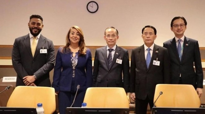 Le ministre par intérim des Affaires étrangères, Le Hoai Trung, (milieu), lors d'un forum à New York. Photo : VNA. Le ministre par intérim des Affaires étrangères, Le Hoai Trung, (milieu), lors d'un forum à New York. Photo : VNA.