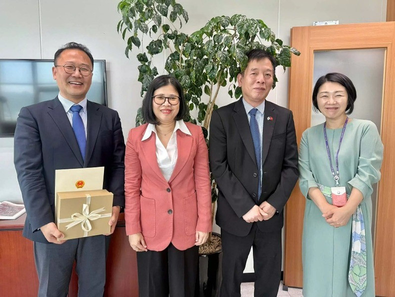 L’ambassadeur du Vietnam en République de Corée, M. Vu Ho, la consule générale Doan Phuong Lan et le directeur du protocole, M. Kwon Jae Hwan. Photo : baoquocte. 2-11zon.jpg