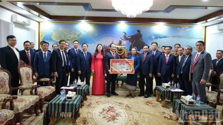 La délégation du Comité permanent du Parti de Da Nang en visite de courtoisie auprès des dirigeants de la province d’Attapeu (Laos). (Photo : Anh Dao) image-1.jpg
