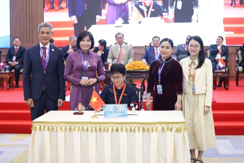 Nguyen Van Chi, chef de la délégation vietnamienne, vice-président de la Commission des affaires économiques et financières, signe le rapport de la réunion. Photo : Thuc Uyen. 9eeb4487f10a47541e1b.jpg