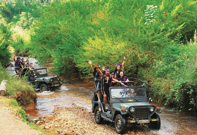 À la découverte des montagnes et des forêts de Lâm Dông en jeep. Photo : CTV