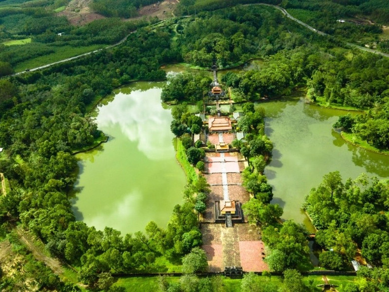 Le tombeau de Minh Mang à Hue vu d’en haut. Photo : Quy Coc Tu. h2-11zon.jpg