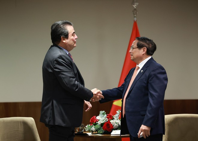 Le Premier ministre Pham Minh Chinh (droite) et un dirigeant de MK Group. Photo : VNA. Le Premier ministre Pham Minh Chinh (droite) et un dirigeant de MK Group. Photo : VNA.