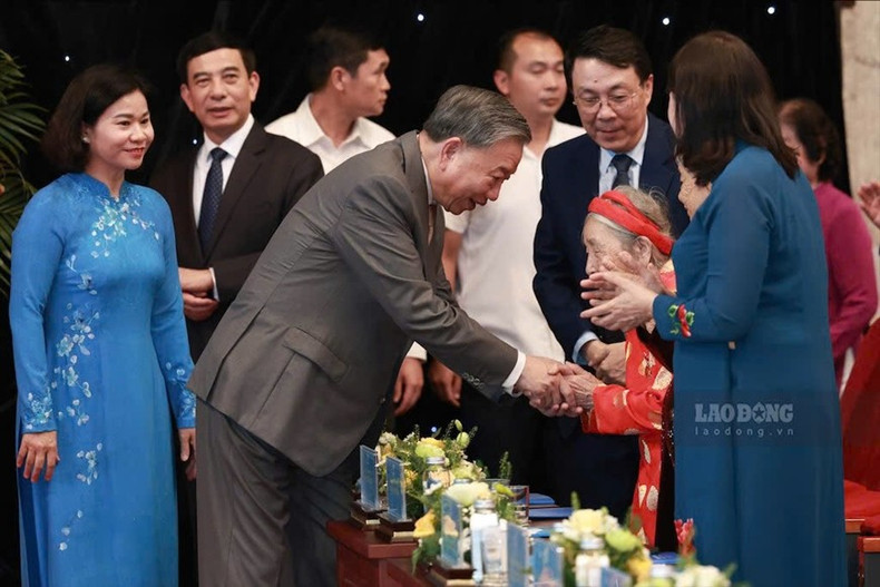 Le secrétaire général du Parti, To Lam et les déléguées au congrès. Photo: LĐO z7073868464496-6893dfedefec7389a683eb2e3b54f76c.jpg