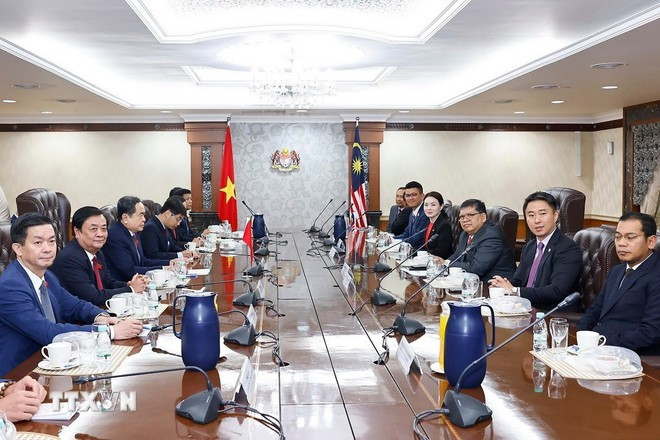 Entretien entre le président de l'AN du Vietnam, Tran Thanh Man, et le président de la Chambre des représentants de Malaisie, Tan Sri Dato’ Johari bin Abdul. Photo: VNA chu-tich-quoc-hoi-tran-thanh-man-hoi-dam-voi-chu-tich-ha-vien-malaysia-1.jpg