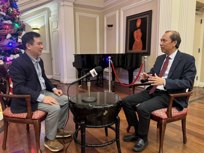 L’ambassadeur du Vietnam aux États-Unis, Nguyên Quôc Dung (à droite), interviewé par la VNA à Washington à la veille du 14e Congrès national du Parti. Photo : VNA