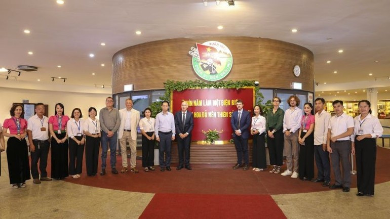 Les experts français aux côtés des cadres et employés du Musée de la Victoire de Dien Bien Phu. Photo : Ambassade de France. image.jpg