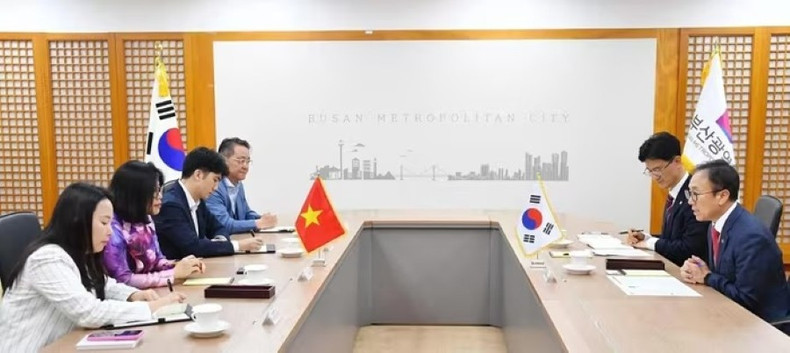 Le vice-maire Kim Gwang Hoe a réaffirmé son engagement à accompagner activement le consulat général dans l’exercice de ses fonctions. Photo : Baoquocte. 4f49515fd011394f6000jpg-11zon.jpg